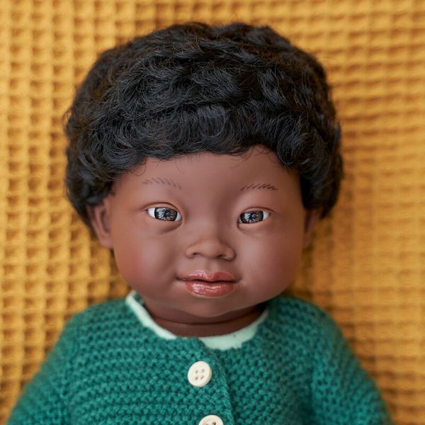 Puppe, Baby-Puppe, Kunststoff, dunkle Haut, grüner Pullover