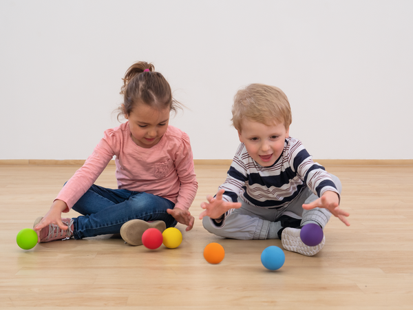 Kinder Spielzeug, Bälle, Holzboden, Pädagogisches Spiel, Spielgruppe