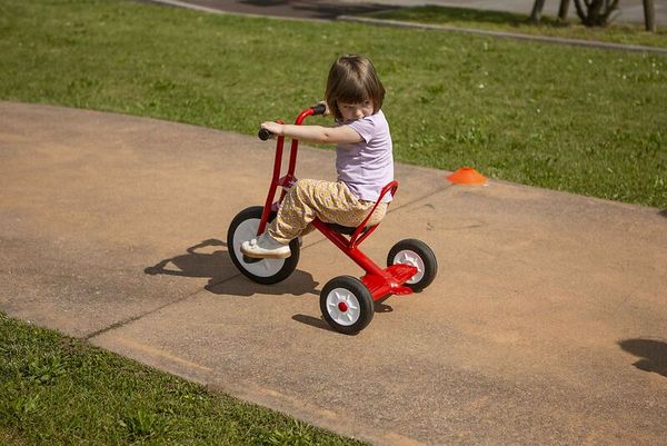 Kinderfahrzeug, Kinderfahrrad, Laufrad, rote Rahmen, Gehweg