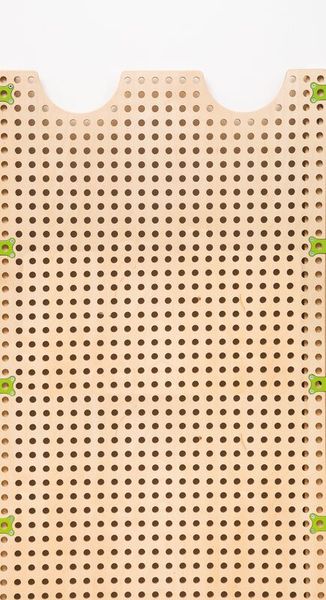 perforated panel, pegboard, holzboard, lochmuster, grüne beschläge
