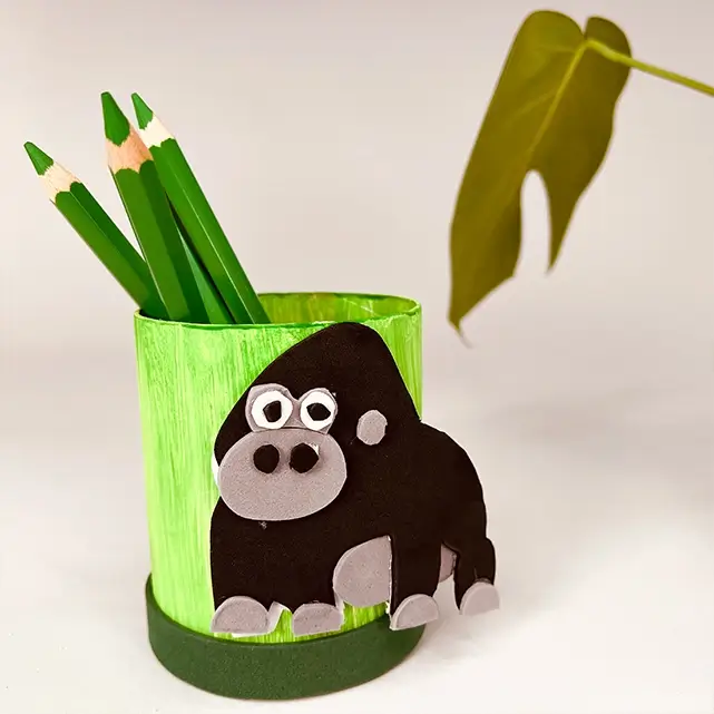 Selbst gebastelter Stiftebecher mit Gorilla