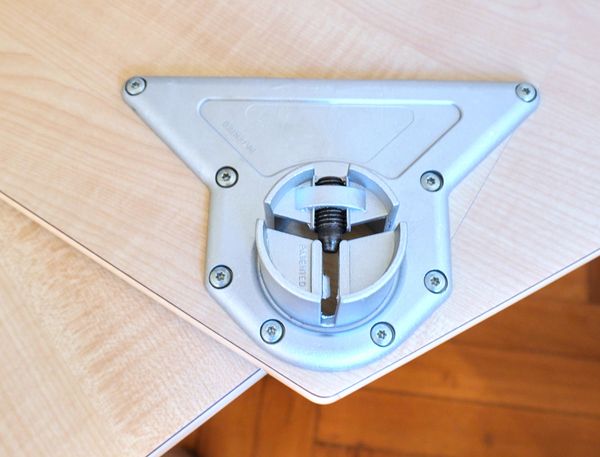 Zargenloser Halbrund-Tisch 120x60 cm, Birke Dekor, Metallbeine feststehend Zargenloser Halbrund-Tisch 120x60 cm, Birke Dekor, Metallbeine feststehend