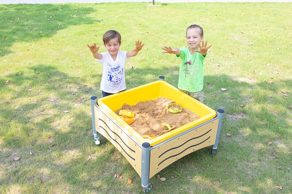 Mobiler Matschtisch, quadratisch Mobiler Matschtisch, quadratisch