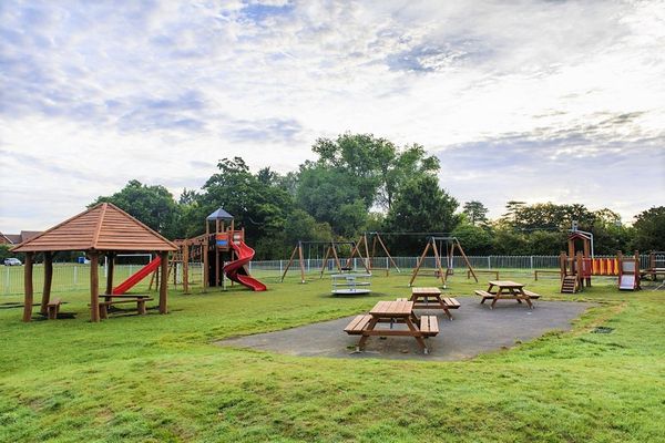 Tisch-Bank-Garnitur, aus Lärchenholz Tisch-Bank-Garnitur, aus Lärchenholz