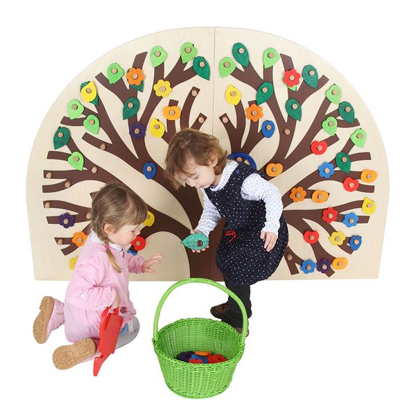 Holzbrett, Spielwand, Baum mit Blüten, Kinder spielen, Korb