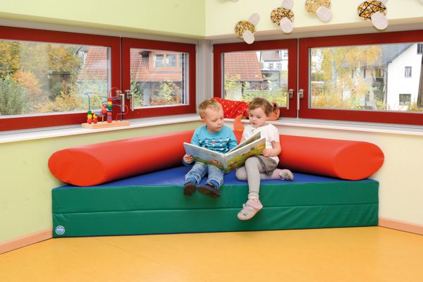 Kinderraum, Kuschelbereich, Weichboden, Lesekissen, Bücher