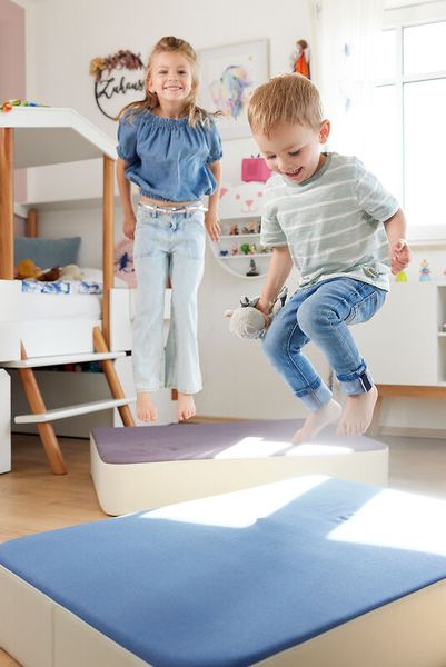 Kinder, Sprungbrett, Matten, Spielzimmer, Bewegung