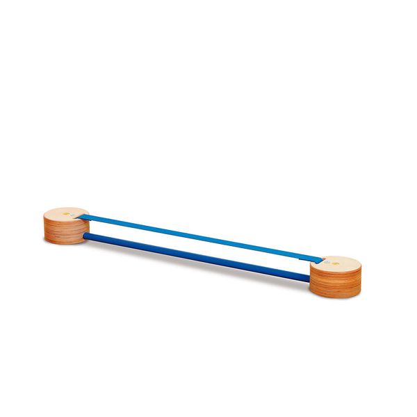 Holzgewichte, Balancestange, blaue Stäbe, gestapelte Scheiben, Therapiegerät