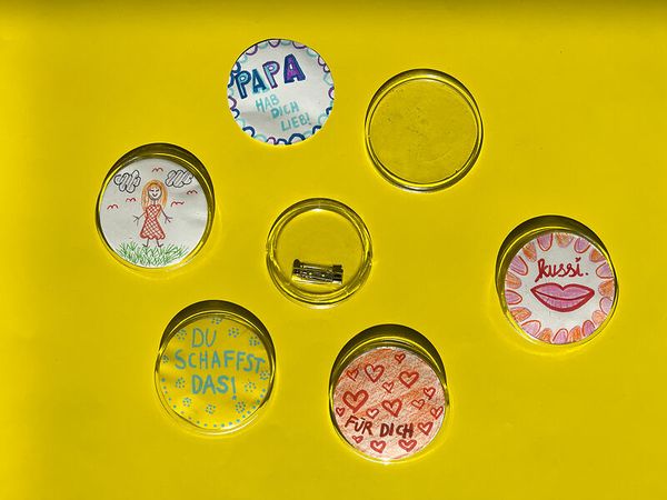 Knöpfe, Schraubdeckel, Dekordeckel, Bierdeckeldeckel, Kinderzeichnungen