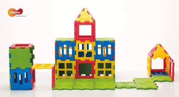 Konstruktionsspielzeug, ineinandergreifende Blöcke, bunte Blöcke, modulares Bauwerk, Kleinkind-Spielzeug