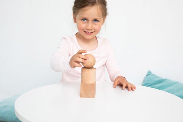 Holzspielzeug, Turmspiel, Holzblocke, Kugel, Pädagogisches Spielzeug