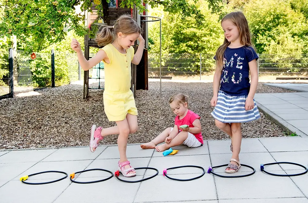 Zwei Kinder bei einem Hüpfspiel