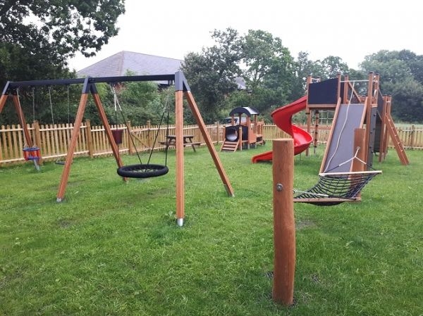 Spielplatz, Schaukeln, Rutsche, Kletterturm, Holz