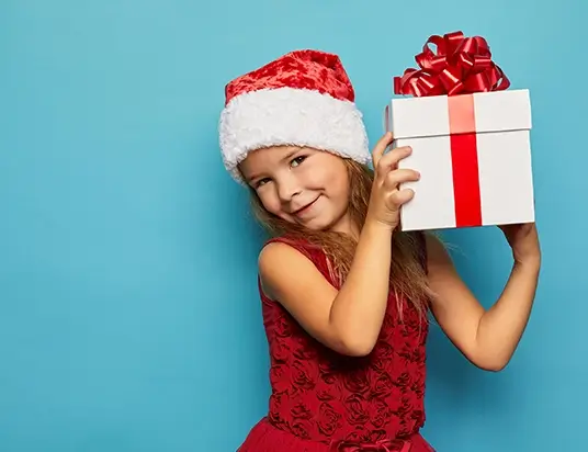 Mädchen mit Weihnachtsgeschenk