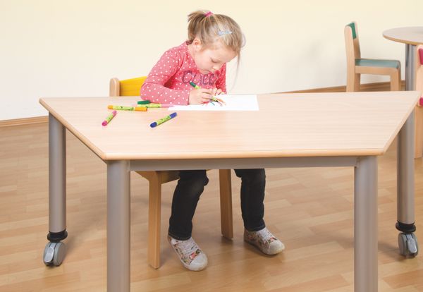 Trapeztisch mit Rundrohrfüßen, fahrbar Trapeztisch mit Rundrohrfüßen, fahrbar