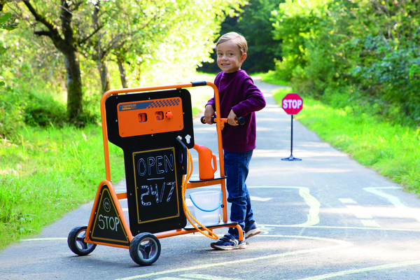 Kind, Kindergartenkind, Spielzeugwagen, Verkehrsschild, Stoppschild, Lernspielzeug, Outdoor-Aktivität, Kreidebrett