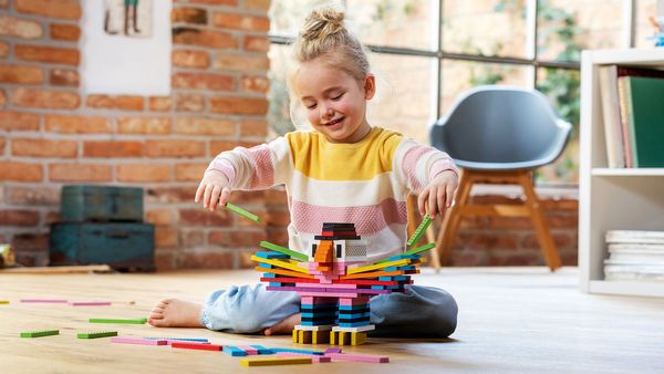 Kinderkunst, Kreiselbau, Bunte Bausteine, Kunstwerk, Spielzeug