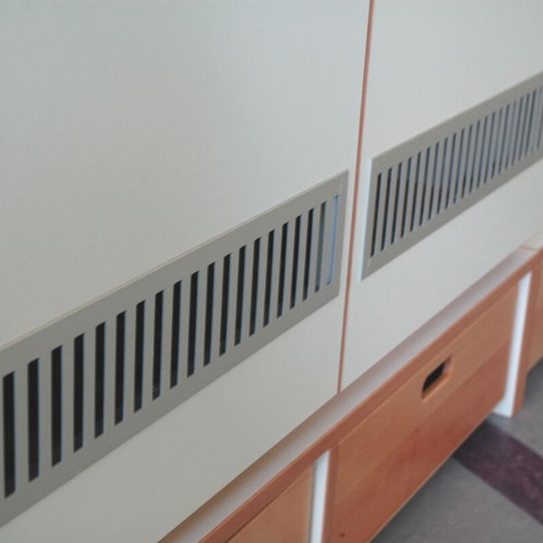  Belüftungsgitter,  Metallbelüftung,  Schrank,  braune Schublade,  Paneel mit Schlitzen