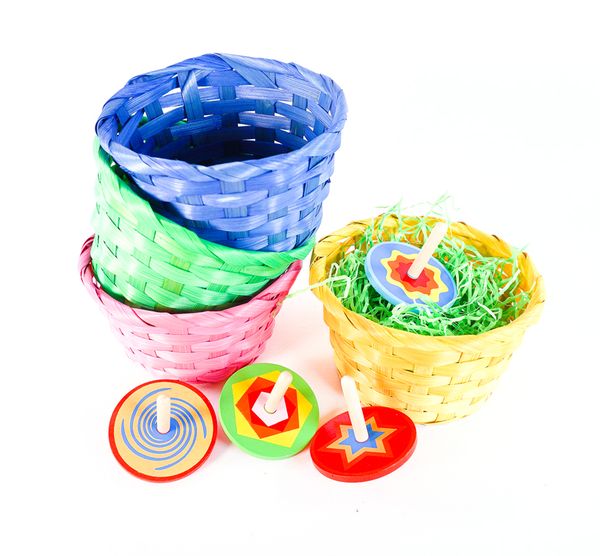 korb aus weide, bunt, yo-yo-set, drehläppchen, spielzeug zubehör