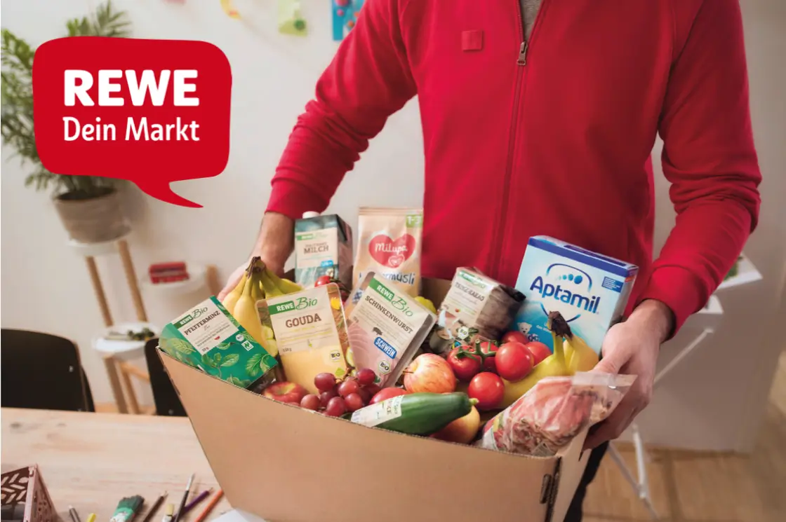 rewe-kiste-mit-lebensmittel-auf-dem-tisch