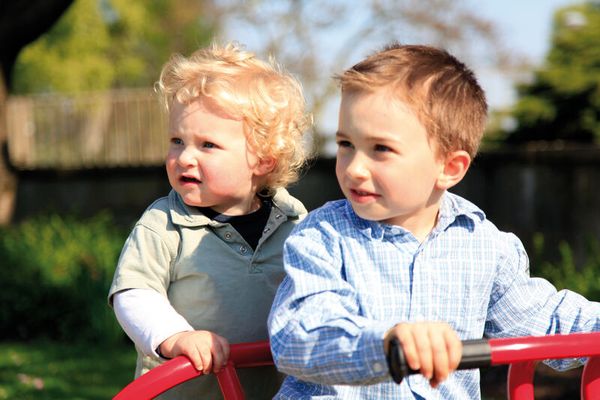 Kinder, Kinderseilbahn, Pferd?, Spielplatz, Zwei Kinder