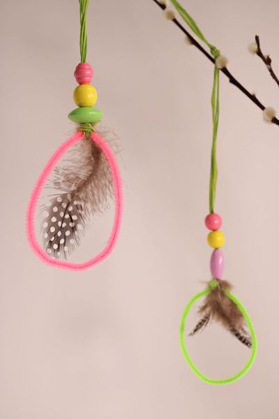 Hängerndes Mobile, Federanhänger, Perlen, Federn, Neon-Farbe