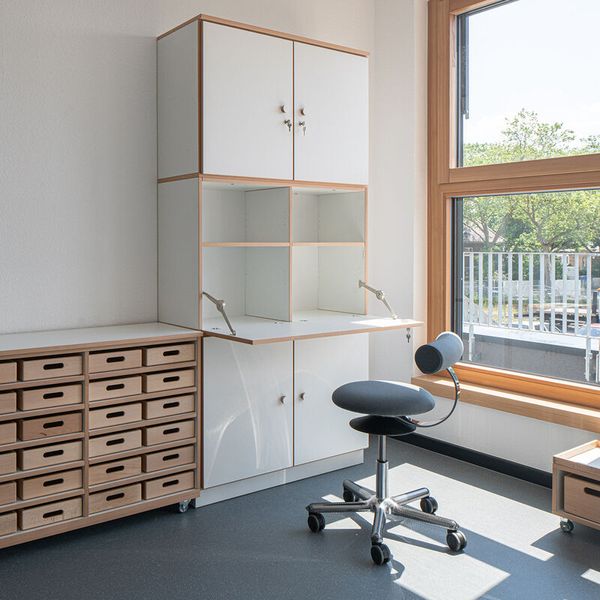 DECOR Sekretärschrank mit vier Türen DECOR Sekretärschrank mit vier Türen