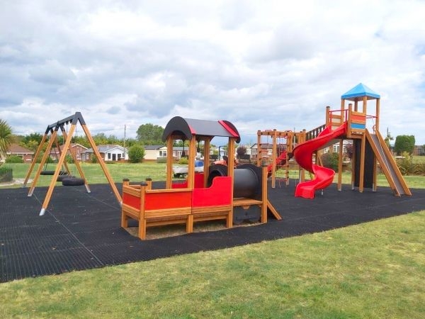 Spielplatz, Rutsche, Schaukelset, Holzstruktur, Spielplatzoberfläche
