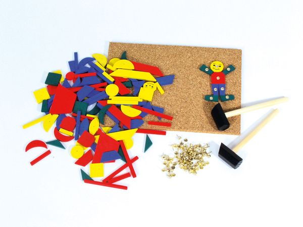holzspielsachen, bunte holzformen, korkunterlage, figuren bauklotz, spielwerkzeug set