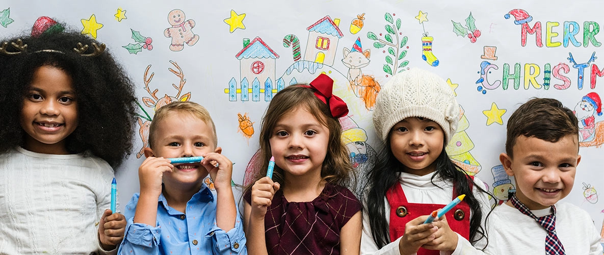 Kinder feiern zusammen Weihnachten