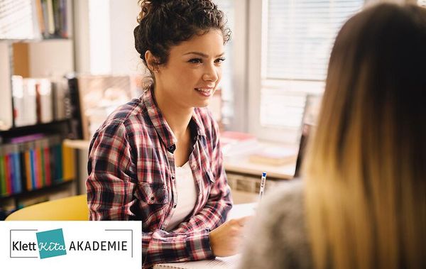 Hemd mit Schottenmuster, Studentin, Interview, Büro, Bücherregal