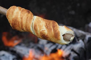 Stockbrot über der Glut