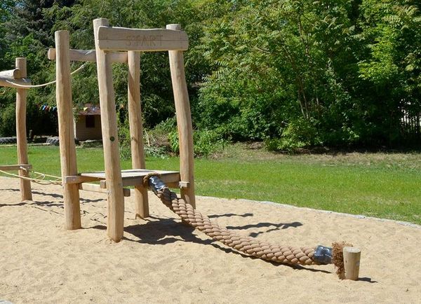 Spielplatz, Kletterseil, Holzspielgerät, Sandfläche, Outdoor-Spielplatz