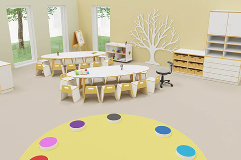 Spielbereich im Kindergarten mit Kindertischen und Teppich