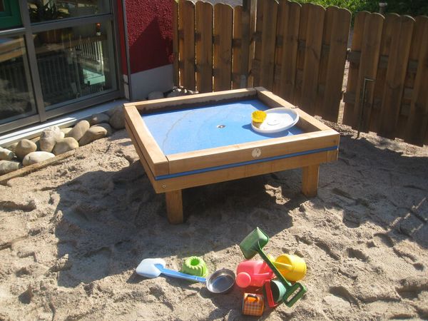 Sandkasten, Holzrahmen, Sand, Spielzeug, Spielplatz