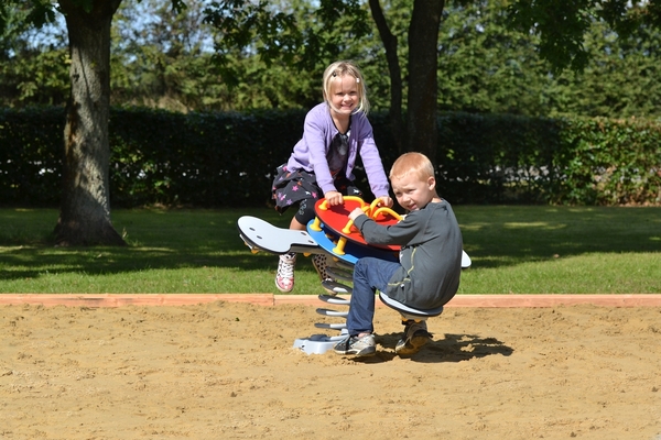 kinderspielplatz, schaukel, spielgerät, sandkasten?, holzspielgerät