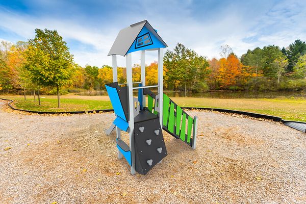 Spielgeräte, Spielplatz, Kletterwand, Holzspielhaus, Schaukelstuhl