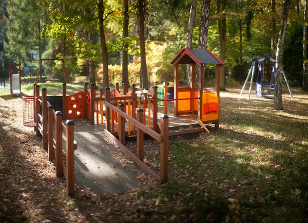 Spielplatz, Klettergerüst, Holzspielplatz, Rutschbahn, Schaukeln