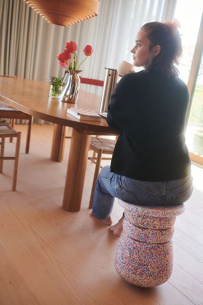 Sessel, Holzstuhl, Tisch, Blumen, Kaffeebecher