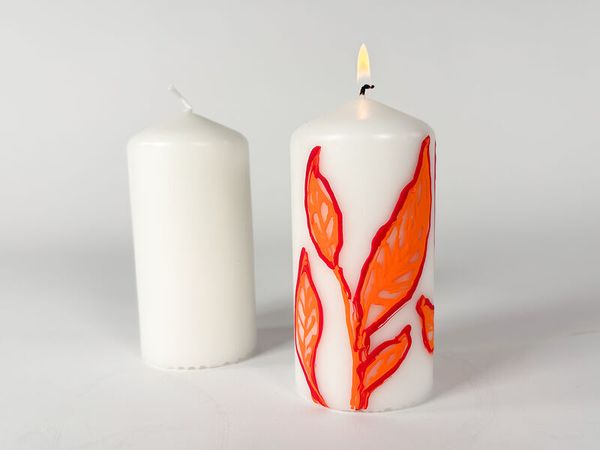 Kunstkerze, Schmuckkerze, orange Blattmuster, Stumpenkerze, weiße Kerze