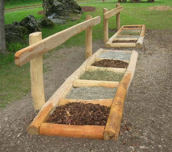 Holzleiter, Klettergerüst, Kiesweg, Mulchbeet, Holzterrasse