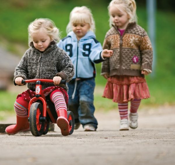 Kinderspielzeug, Laufrad, Kleidung, Mütze, Kinder
