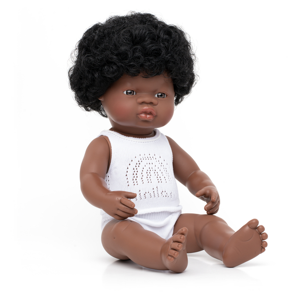 baby doll, doll, dunkelhäutig, weißer romper, lockiges haar
