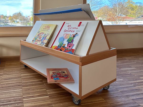 Kinderbuch, Bildungsbuch, Holzregal, Rollregal, Kinderbibliothek