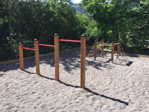 Klettergerüst, Spielplatz, Holzpfosten, Rotes Band, Sandkasten