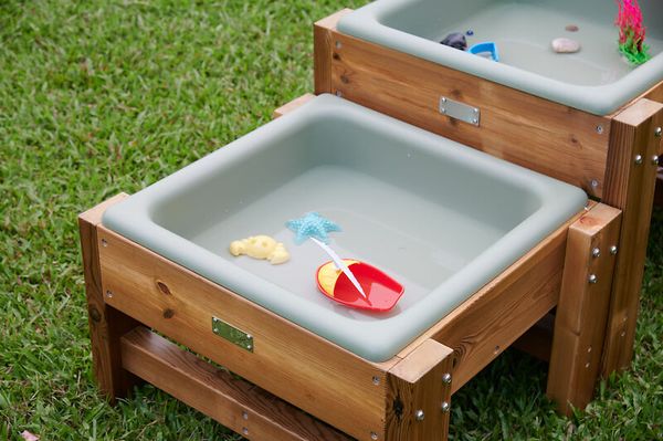 Kinderspieltisch, Wasserspiel, Holzrahmen, Becken, Sandspielzeug