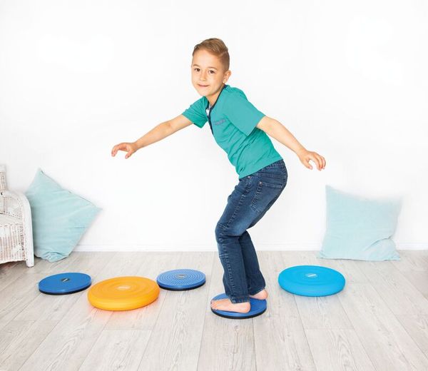 Kinderspielzeug, Balancierplatte, Balanceboard, bunte Platten, Spielmodul