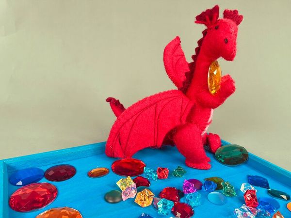 Drachen-Set aus Wollfilz, 3-teilig, (H: 25 cm) (SONDERANGEBOT) Drachen-Set aus Wollfilz, 3-teilig, (H: 25 cm) (SONDERANGEBOT)