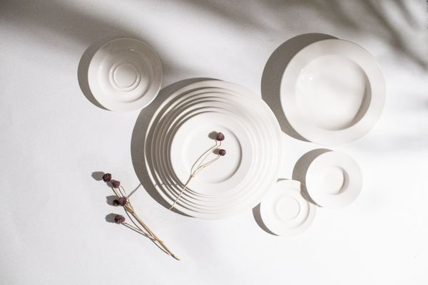 IDFine Teller flach mit Fahne weiß, verschiedene Größen