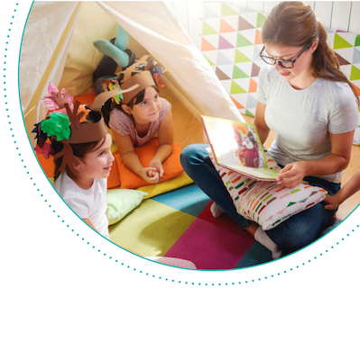 Frau ließt Kindern ein Buch vor